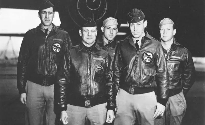 военные летчики в кожаных куртках пилотов